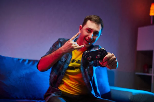Retrato Louco Brincalhão Gamer Garoto Desfrutando Jogar Jogos Vídeo Dentro — Fotografia de Stock