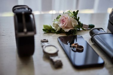 Bir iş adamının farklı aksesuarları ahşap bir arka planda yatar.