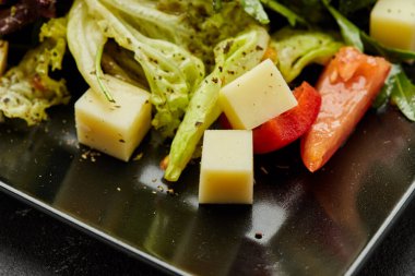 Peynirli taze sebze Yunan salatası.