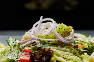 Peynirli taze sebze Yunan salatası.