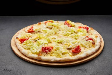 Lezzetli İtalyan pizza Sezar 'ı koyu arkaplanda