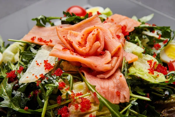 Ensalada Mariscos Frescos Servida Con Salmón Caviar Rojo —  Fotos de Stock