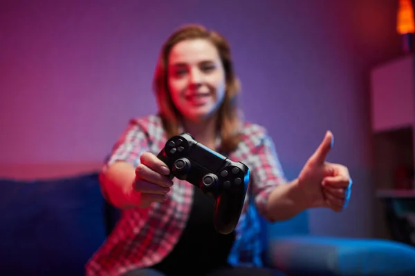 Retrato Louco Brincalhão Gamer Menina Gostando Jogar Jogos Vídeo Dentro — Fotografia de Stock