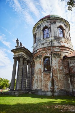 Pidhirtsi, Ukrayna - 23 Ağustos 2020: Lviv yakınlarındaki Roma Katolik Kilisesi