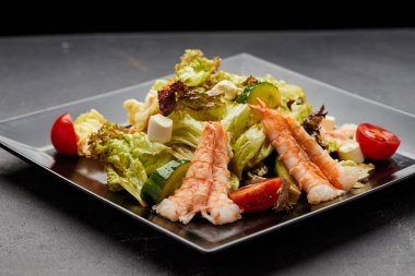 Taze deniz ürünleri salatası karideslerle servis edilir. )