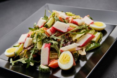 Yengeç salatası, taze sebze ve yumurta..