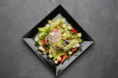 Peynirli taze sebze Yunan salatası.