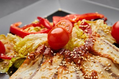 Füme yılanbalıklı salata ve tatlı kağıt. Japon Yemekleri