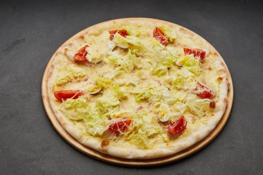 Lezzetli İtalyan pizza Sezar 'ı koyu arkaplanda