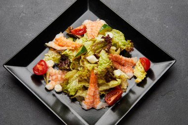 Karideslerle servis edilen taze deniz ürünleri salatası. Üst görünüm