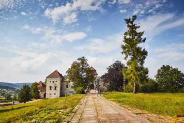 Svirzh, Ukrayna - 26 Ağustos 2019: Lviv bölgesindeki Svirzh kalesi, Ukrayna