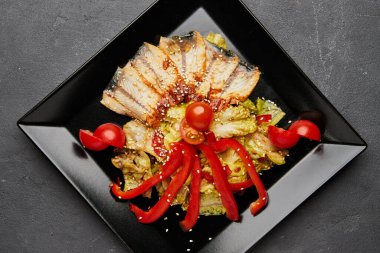 Füme yılanbalıklı salata ve tatlı kağıt. Japon Yemekleri