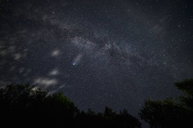 Parlak yıldızlı bir gece gökyüzü ve Karpat dağlarında kayan yıldızlar 
