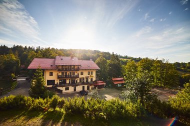 Mizhhirya, Ukrayna - 25 Ağustos 2020: Yazın Vita Gölü Oteli, Karpat Dağları, Mizhhirya, Batı Ukrayna