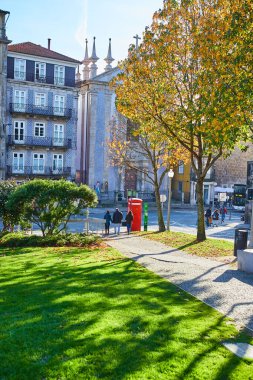 Porto, Portekiz - 09 Aralık 2018. Porto 'nun eski güzel caddeleri, Portekiz' in popüler Avrupa turizm beldesi