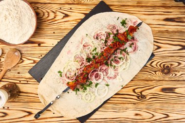 Tahtada pide ekmeği olan Lula kebabı.