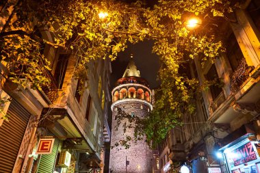İstanbul, Türkiye - 11 Ekim 2019: Galata Kulesi, İstanbul, Türkiye. Beyoğlu 'nda antik Türk tarihi simgesi, şehrin Avrupa yakası. Eski Konstantinopolis mimarisi