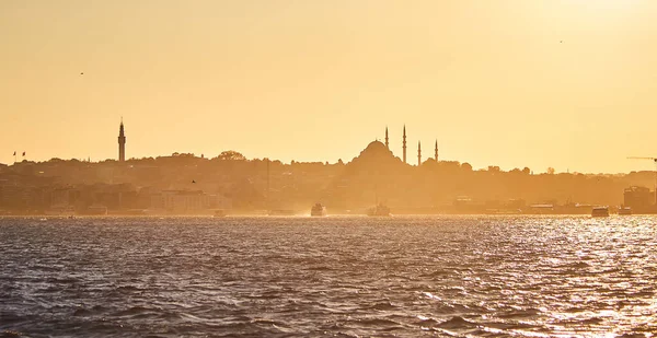 Puesta Sol Sobre Estambul Silhouette Wih Ferry Línea Ciudad Barcos — Foto de Stock