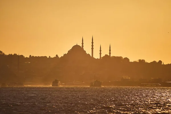 Ηλιοβασίλεμα Πάνω Από Την Κωνσταντινούπολη Silhouette Πλοίο Γραμμή Της Πόλης — Φωτογραφία Αρχείου