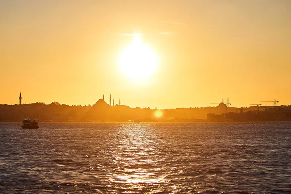 Západ Slunce Nad Istanbul Silhouette City Linií Trajektu Lodí Tradiční — Stock fotografie