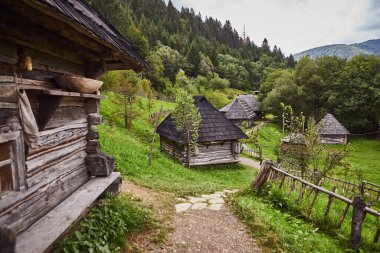 Geleneksel Carpathian ahşap evi ve evi etnoğrafya müzesinde Eski Köy, Kolochava, Transcarpathia.