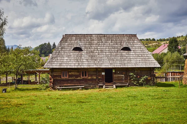Tradycyjny Karpacki Drewniany Dom Gospodarstwo Domowe Muzeum Etnograficznym Old Village — Zdjęcie stockowe