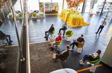 Vinnitsa, Ukrayna - 16 Eylül 2020. Renault Arkana sarı kılıfın altında gizli - galeride yeni model araba sunumu