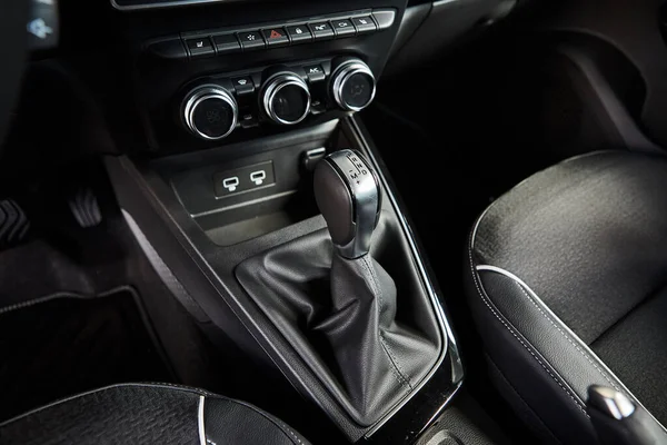 Vinnitsa, Ukrayna - 16 Eylül 2020. Renault Arkana - galeride yeni model araba sunumu - iletim