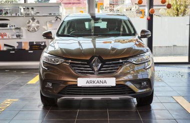 Vinnitsa, Ukrayna - 16 Eylül 2020. Renault Arkana - galeride yeni model araba sunumu - ön görünüm