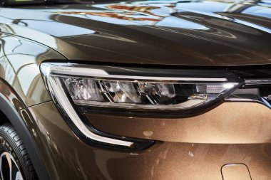 Vinnitsa, Ukrayna - 16 Eylül 2020. Renault Arkana - galeride yeni model araba sunumu - far