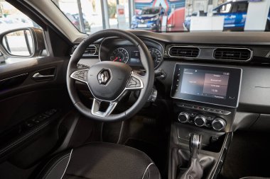 Vinnitsa, Ukrayna - 16 Eylül 2020. Renault Arkana - galeride yeni model araba sunumu - içeride direksiyon simidi ile