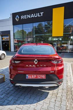 Vinnitsa, Ukrayna - 16 Eylül 2020. Renault Arkana - galeride yeni model araba sunumu - arka görünüm