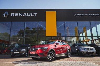 Vinnitsa, Ukrayna - 16 Eylül 2020. Renault Arkana - galeride yeni model araba sunumu - ön görünüm