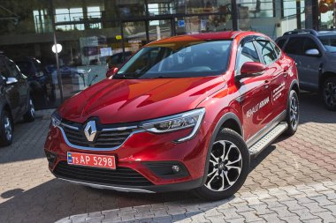 Vinnitsa, Ukrayna - 16 Eylül 2020. Renault Arkana - galeride yeni model araba sunumu - ön görünüm
