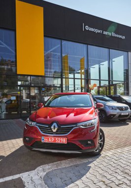 Vinnitsa, Ukrayna - 16 Eylül 2020. Renault Arkana - galeride yeni model araba sunumu - ön görünüm