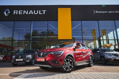 Vinnitsa, Ukrayna - 16 Eylül 2020. Renault Arkana - galeride yeni model araba sunumu - ön görünüm