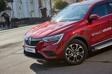 Vinnitsa, Ukrayna - 16 Eylül 2020. Renault Arkana - galeride yeni model araba sunumu - şehirde test sürüşü
