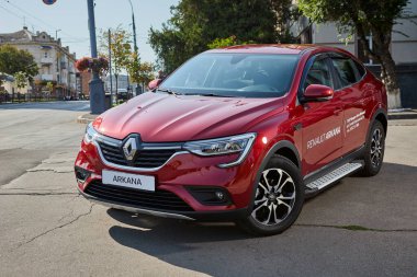 Vinnitsa, Ukrayna - 16 Eylül 2020. Renault Arkana - galeride yeni model araba sunumu - şehirde test sürüşü