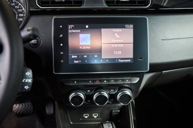 Vinnitsa, Ukrayna - 16 Eylül 2020. Renault Arkana - showroom 'da yeni model araba sunumu - gösterge paneli