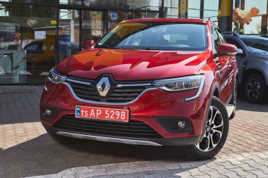 Vinnitsa, Ukrayna - 16 Eylül 2020. Renault Arkana - galeride yeni model araba sunumu - ön görünüm