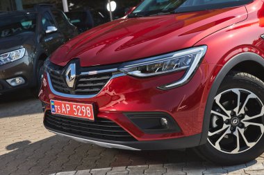 Vinnitsa, Ukrayna - 16 Eylül 2020. Renault Arkana - galeride yeni model araba sunumu - ön görünüm