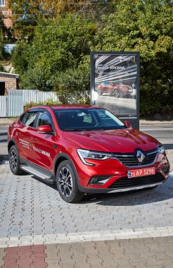 Vinnitsa, Ukrayna - 16 Eylül 2020. Renault Arkana - galeride yeni model araba sunumu - ön görünüm