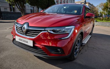 Vinnitsa, Ukrayna - 16 Eylül 2020. Renault Arkana - galeride yeni model araba sunumu - ön görünüm