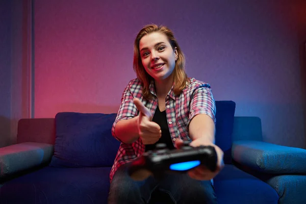 Retrato Louco Brincalhão Gamer Menina Gostando Jogar Jogos Vídeo Dentro — Fotografia de Stock