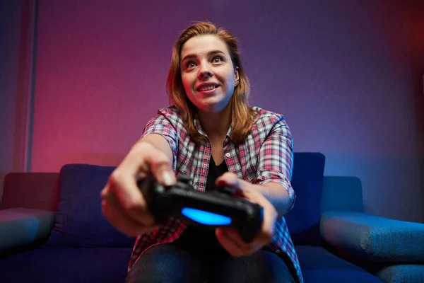 Retrato Jugador Juguetón Loco Chica Disfrutando Jugando Videojuegos Interior Sentado — Foto de Stock