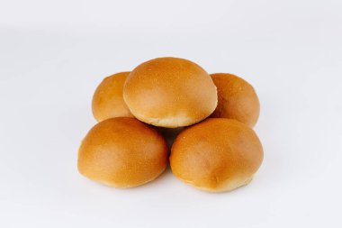 Beyaz arka planda yığılmış taze altın hamburgerler, fırın ve yiyecek paketleme için ideal. Yüksek kalite fotoğraf