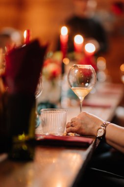 Mumlar, şarap ve rahat atmosferli şık bir yemek masası. Yüksek kalite fotoğraf