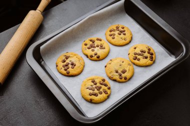 Fırında pişmiş çikolatalı kurabiyeler ve parşömen kağıdı. Yüksek kalite fotoğraf