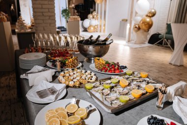 Etkinlikte istiridye, şampanya, meyve ve gurme aperatifleriyle lüks büfe masası. Yüksek kalite fotoğraf