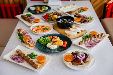 Tabakta çeşit çeşit et ve sebzeler, soslar ve taze otlarla servis ediliyor. Yüksek kalite fotoğraf